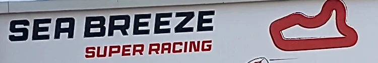 Вывеска Sea Breeze Super Racing на кабине у трассы (фото Zerkalo.az, 2022)