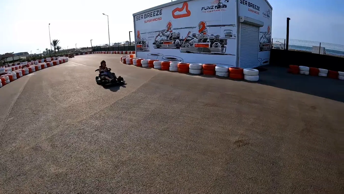 Кабина с вывеской Sea Breeze Super Racing у края трассы