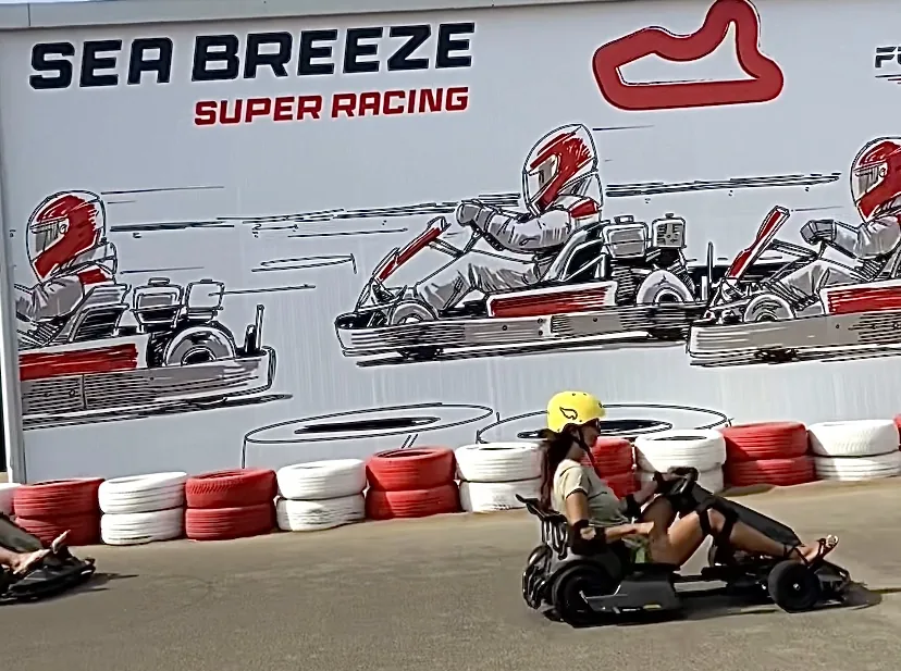 Заезд у стены с рисунком картов и вывеской Sea Breeze Super Racing, август 2022